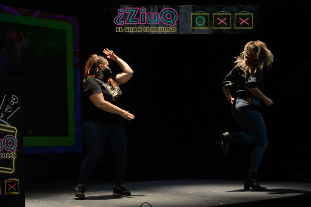 Bailando en ZIUQ concurso por equipos juego amigos teatros (7)